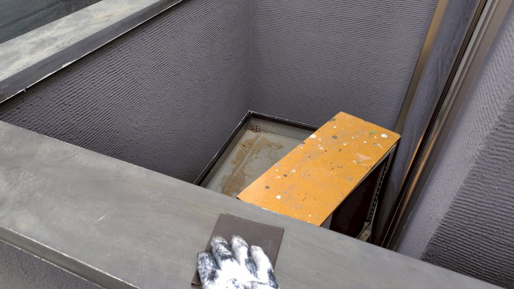 バルコニー笠木をケレン作業中